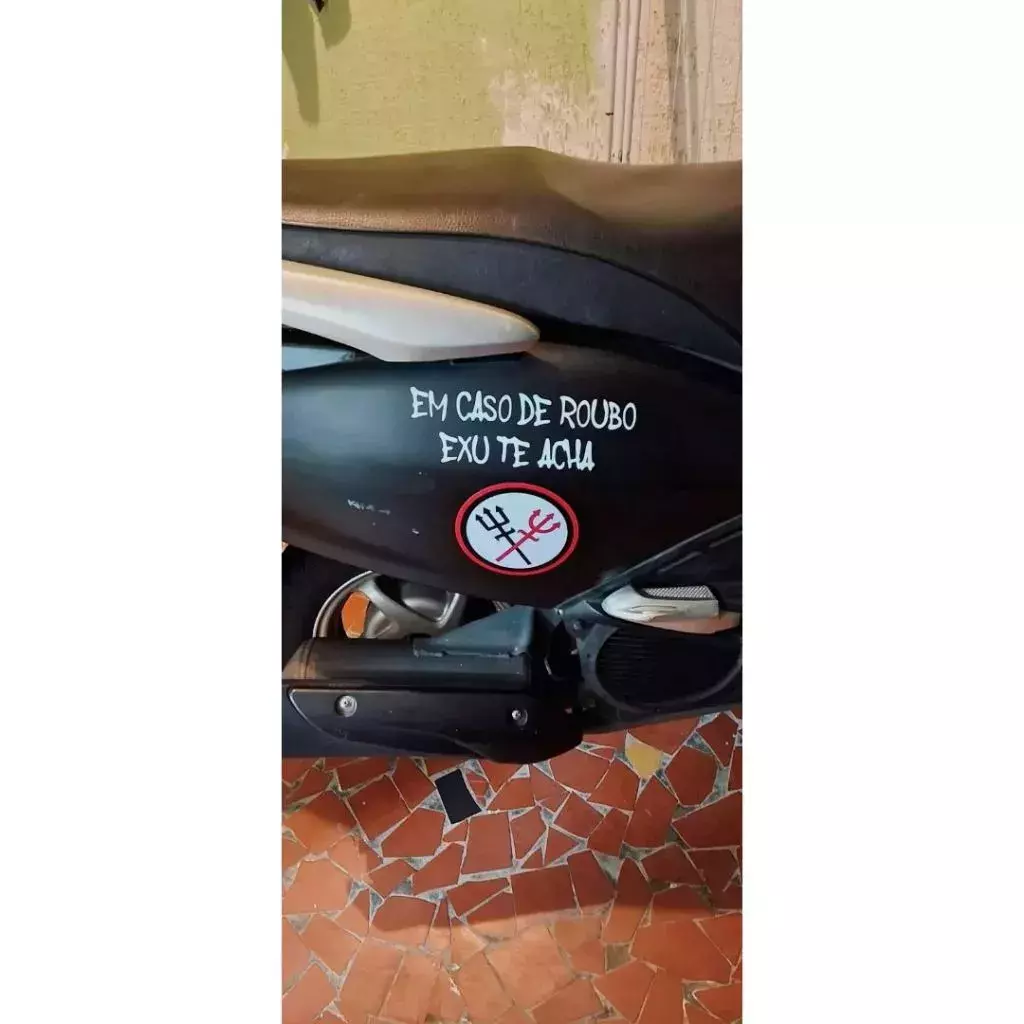 Miniatura 6 de Adesivo De Carro EM CASO DE ROUBO EXÚ TE ACHA 20x6,5 Umbanda Candomblé Orixá